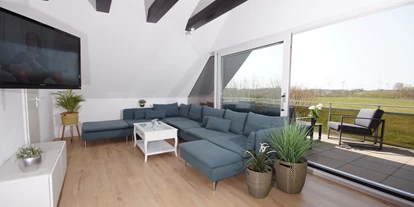 Hundehotel - Mikrowelle - Grömitz - Wohnzimmer mit Balkon OG - Ferienhaus Wiesenblick
