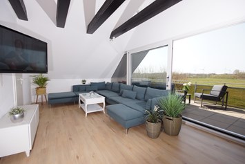 Ferienhaus mit Hund: Wohnzimmer mit Balkon OG - Ferienhaus Wiesenblick