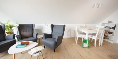 Hundehotel - Mikrowelle - Grömitz - Wohnzimmer mit Balkon OG - Ferienhaus Wiesenblick