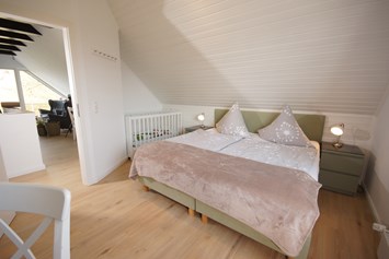 Ferienhaus mit Hund: Schlafzimmer mit Babybett OG - Ferienhaus Wiesenblick