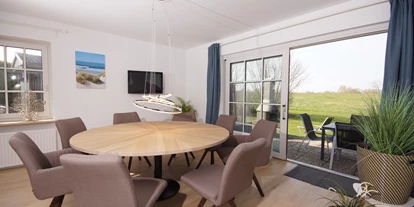 Hundehotel - Mikrowelle - Grömitz - Esszimmer mit zweitem Fernseher und möblierter Terrasse - Ferienhaus Wiesenblick