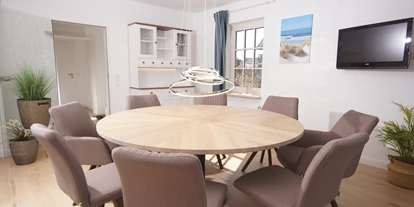 Hundehotel - Mikrowelle - Grömitz - Esszimmer mit zweitem Fernseher und möblierter Terrasse - Ferienhaus Wiesenblick