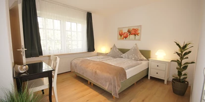 Hundehotel - Mikrowelle - Grömitz - Schlafzimmer mit Dusche EG - Ferienhaus Wiesenblick