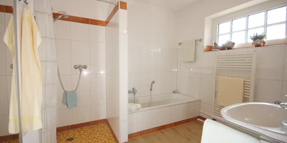Hundehotel - Mikrowelle - Grömitz - Badezimmer mit Dusche und Badewanne EG - Ferienhaus Wiesenblick