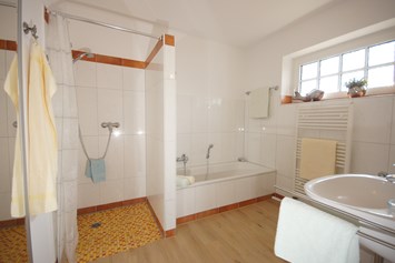 Ferienhaus mit Hund: Badezimmer mit Dusche und Badewanne EG - Ferienhaus Wiesenblick