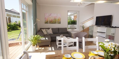 Hundehotel - Mikrowelle - Grömitz - EG Wohnzimmer und offene Küche - Ferienwohnung Krähenberg