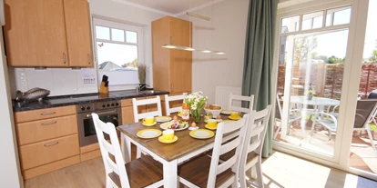 Hundehotel - Mikrowelle - Grömitz - EG Wohnzimmer und offene Küche - Ferienwohnung Krähenberg