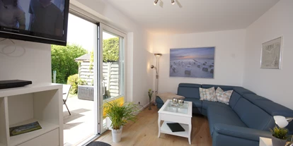 Hundehotel - Mikrowelle - Grömitz - Wohnzimmer und offene Küche - Ferienhaus Krähenberg