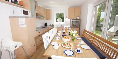 Hundehotel - Mikrowelle - Grömitz - Wohnzimmer und offene Küche - Ferienhaus Krähenberg