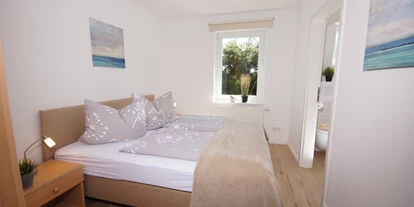 Hundehotel - Mikrowelle - Grömitz - Schlafzimmer 1 mit Bad im EG - Ferienhaus Krähenberg