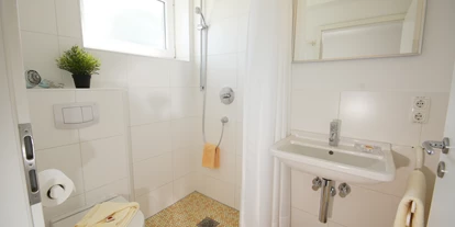 Hundehotel - Mikrowelle - Grömitz - Schlafzimmer 1 mit Bad im EG - Ferienhaus Krähenberg