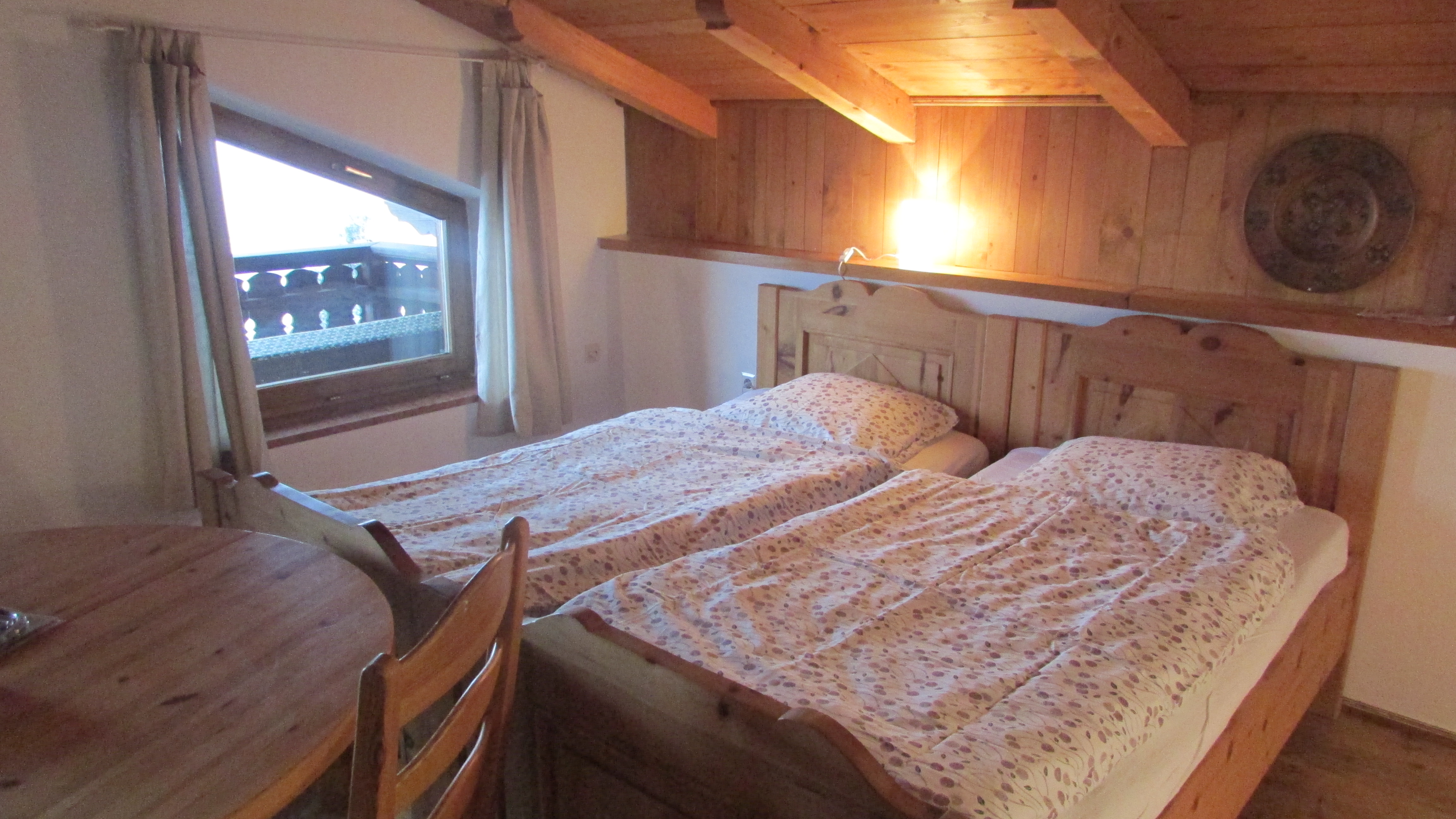 Hundehotel - Sitzplatz im Garten - Schlafzimmer mit Zirbenbetten - Art Chalet Vorderschuhzach