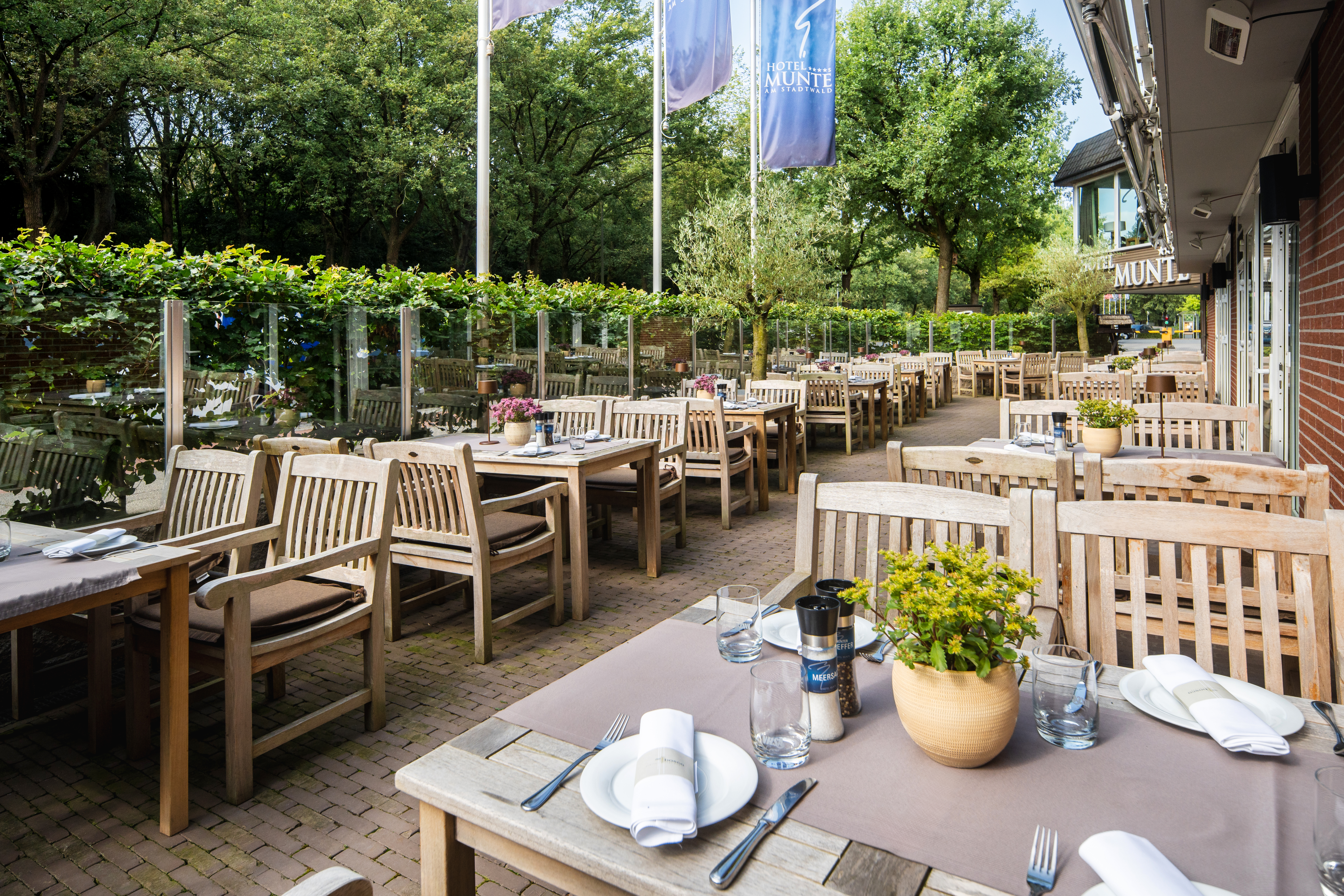 Urlaub-mit-Hund: Terrasse - Trattoria "del bosco" - MUNTE - Wellnesshotel am Stadtwald - MUNTE - Wellnesshotel am Stadtwald - Essen | Trinken, Haus | Umgebung, Urlaub mit Hund