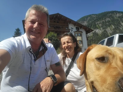 Hundehotel - Pools: Schwimmteich - Gute Laune schon bei der Ankunft. - Alpenhotel Tyrol - 4* Adults Only Hotel am Achensee