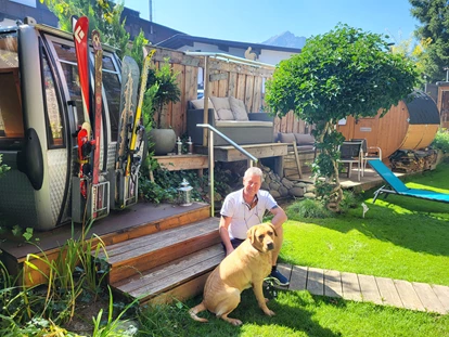Hundehotel - Pools: Schwimmteich - Violetta mit Aiko im Garten bei den Saunas. - Alpenhotel Tyrol - 4* Adults Only Hotel am Achensee