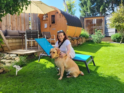 Hundehotel - Pools: Schwimmteich - Mario und Aiko im Auslaufgarten. - Alpenhotel Tyrol - 4* Adults Only Hotel am Achensee