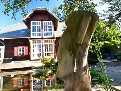 Hundehotel - Pools: Schwimmteich - Blick auf den schönen Hundeschwimmteich - Naturforsthaus