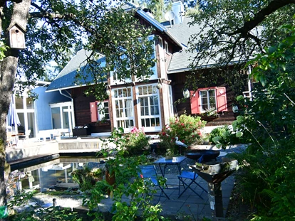 Hundehotel - Pools: Schwimmteich - Blick auf das Naturforsthaus vom Garten aus.  - Naturforsthaus