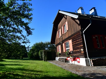 Hundehotel - Pools: Schwimmteich - Blick auf das Naturforsthaus  - Naturforsthaus