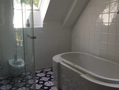 Hundehotel - Pools: Schwimmteich - Badezimmer im Gartenblick-Zimmer - Naturforsthaus
