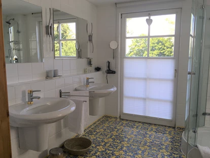 Hundehotel - Pools: Schwimmteich - Badezimmer in Eddas Zimmer - Naturforsthaus