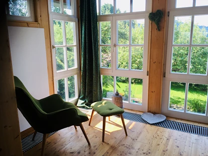 Hundehotel - Pools: Schwimmteich - Ruhebereich vor den Zimmern - Naturforsthaus
