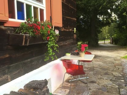Hundehotel - Pools: Schwimmteich - Sitzecke  - Naturforsthaus