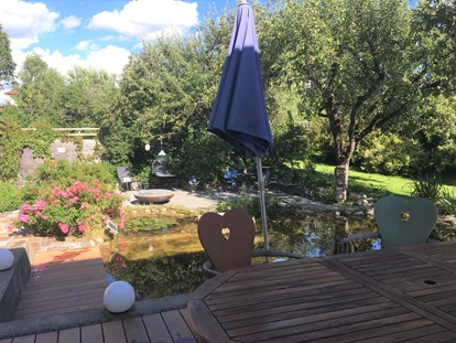 Hundehotel - Pools: Schwimmteich - Sitzecke auf der Terrasse - Naturforsthaus