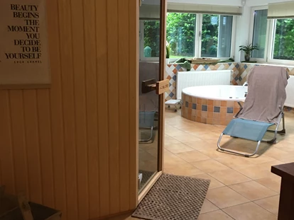 Hundehotel - Pools: Schwimmteich - Sauna und Dampfbad
Whirlpool und Massageliege mit heißen Jadesteinen in der Ferienwohnung - Naturforsthaus