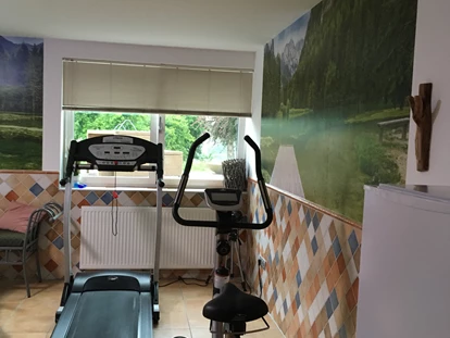 Hundehotel - Pools: Schwimmteich - Fitnessgeräte und Massageliege in der Ferienwohnung - Naturforsthaus