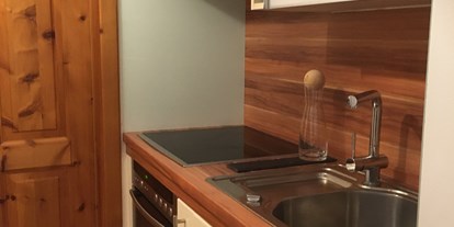 Hundehotel - Preitenegg - Moderne und gut ausgestattete Pantryküche in der kleinen Wohnung - Naturforsthaus 