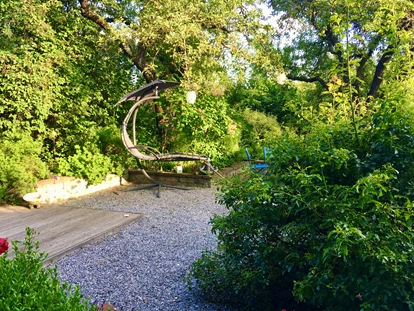 Hundehotel - Pools: Schwimmteich - Liegebereich im Naturforsthausgarten - Naturforsthaus