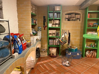 Hundehotel - Pools: Schwimmteich - Hundeshop - Naturforsthaus