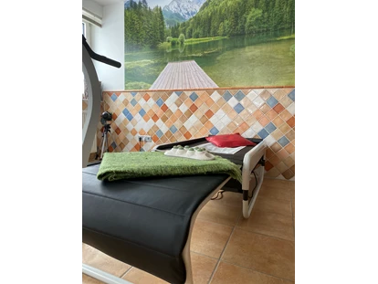 Hundehotel - Pools: Schwimmteich - Jadestein-Massageliege in der Ferienwohnung - Naturforsthaus