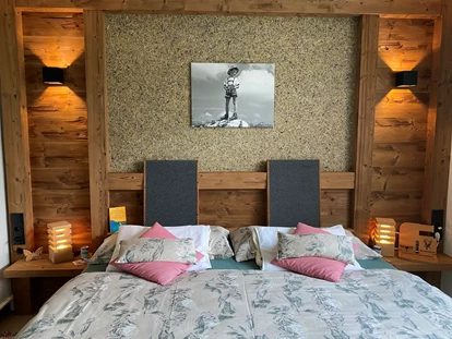 Hundehotel - Pools: Schwimmteich - Großes Schlafzimmer in der Ferienwohnung - Naturforsthaus