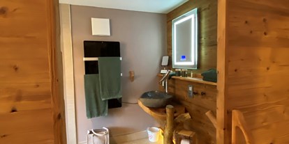 Hundehotel - PLZ 8075 (Österreich) - Badezimmer im großen Schlafzimmer der Ferienwohnung - Naturforsthaus 