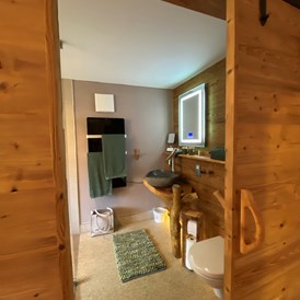 Urlaub-mit-Hund: Badezimmer im großen Schlafzimmer der Ferienwohnung - Naturforsthaus 