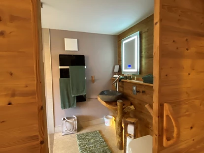 Hundehotel - Pools: Schwimmteich - Badezimmer im großen Schlafzimmer der Ferienwohnung - Naturforsthaus