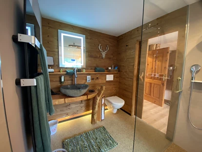 Hundehotel - Pools: Schwimmteich - Ebenerdige Dusche in der Ferienwohnung - Naturforsthaus