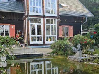 Hundehotel - Pools: Schwimmteich - Blick vom Garten  - Naturforsthaus