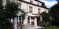 Hundehotel - PLZ 60489 (Deutschland) - Außenansicht hinten | Terrasse | Garten Eden - Mediterran Hotel Juwel