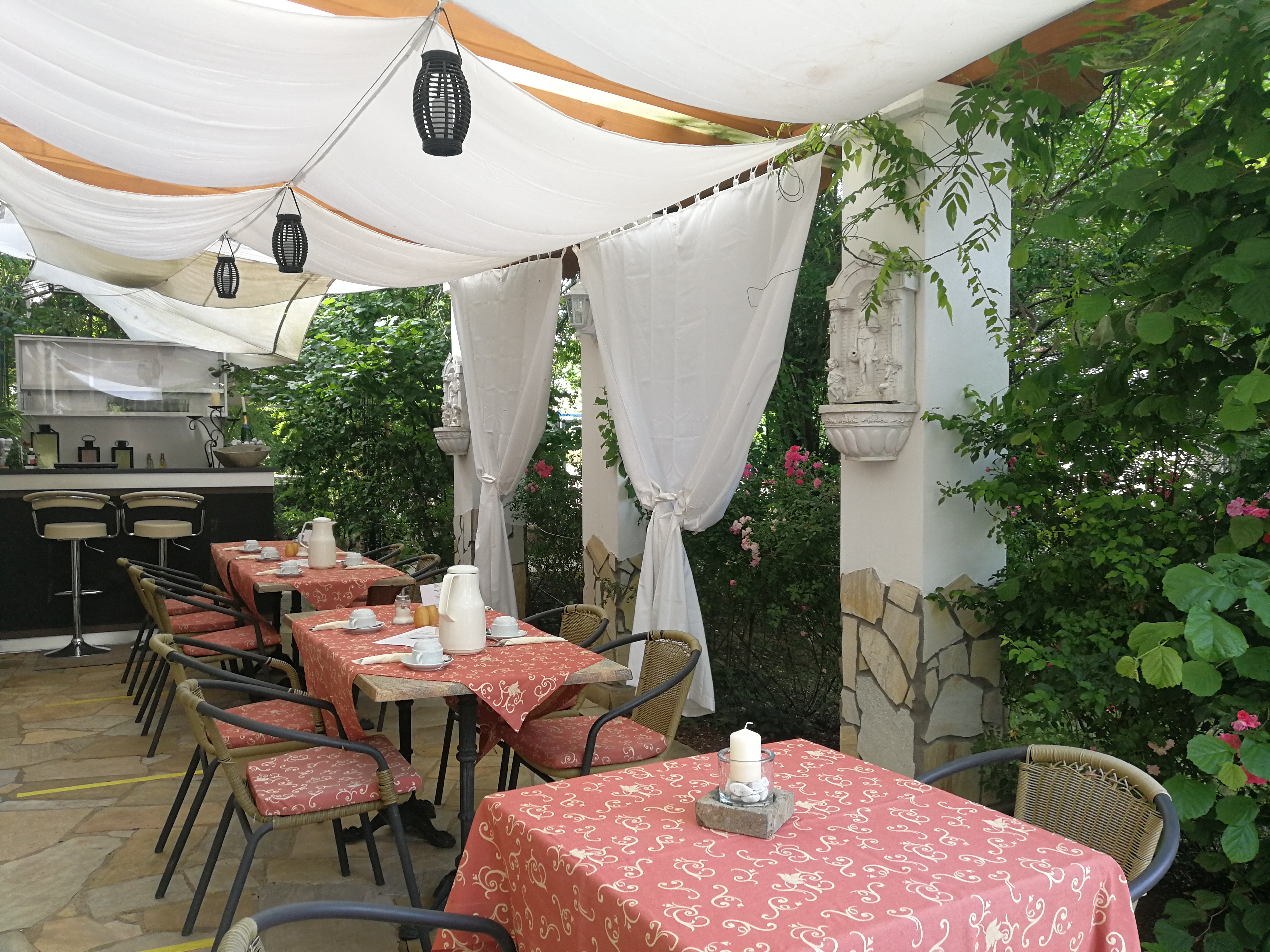 Urlaub-mit-Hund: Terrasse im Garten Eden - Mediterran Hotel Juwel