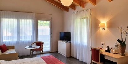 Hundehotel - WLAN - Saanenmöser - Teilansicht von einem Doppelzimmer Superior plus mit grossem Sofabett für 2-3 Personen - Chalet-Gafri BnB - die traditionelle Frühstückspension