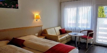 Hundehotel - WLAN - Saanenmöser - Teilansicht von einem Doppelzimmer Superior
Mit grossem Sofabett für 
2-3 Personen - Chalet-Gafri BnB - die traditionelle Frühstückspension