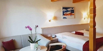 Hundehotel - WLAN - Saanenmöser - Teilansicht von einem Doppel- oder Familienzimmer Superior für 2-4 Personen - Chalet-Gafri BnB - die traditionelle Frühstückspension