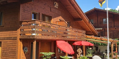 Hundehotel - WLAN - Saanenmöser - Aussenansicht im Sommer - Chalet-Gafri BnB - die traditionelle Frühstückspension
