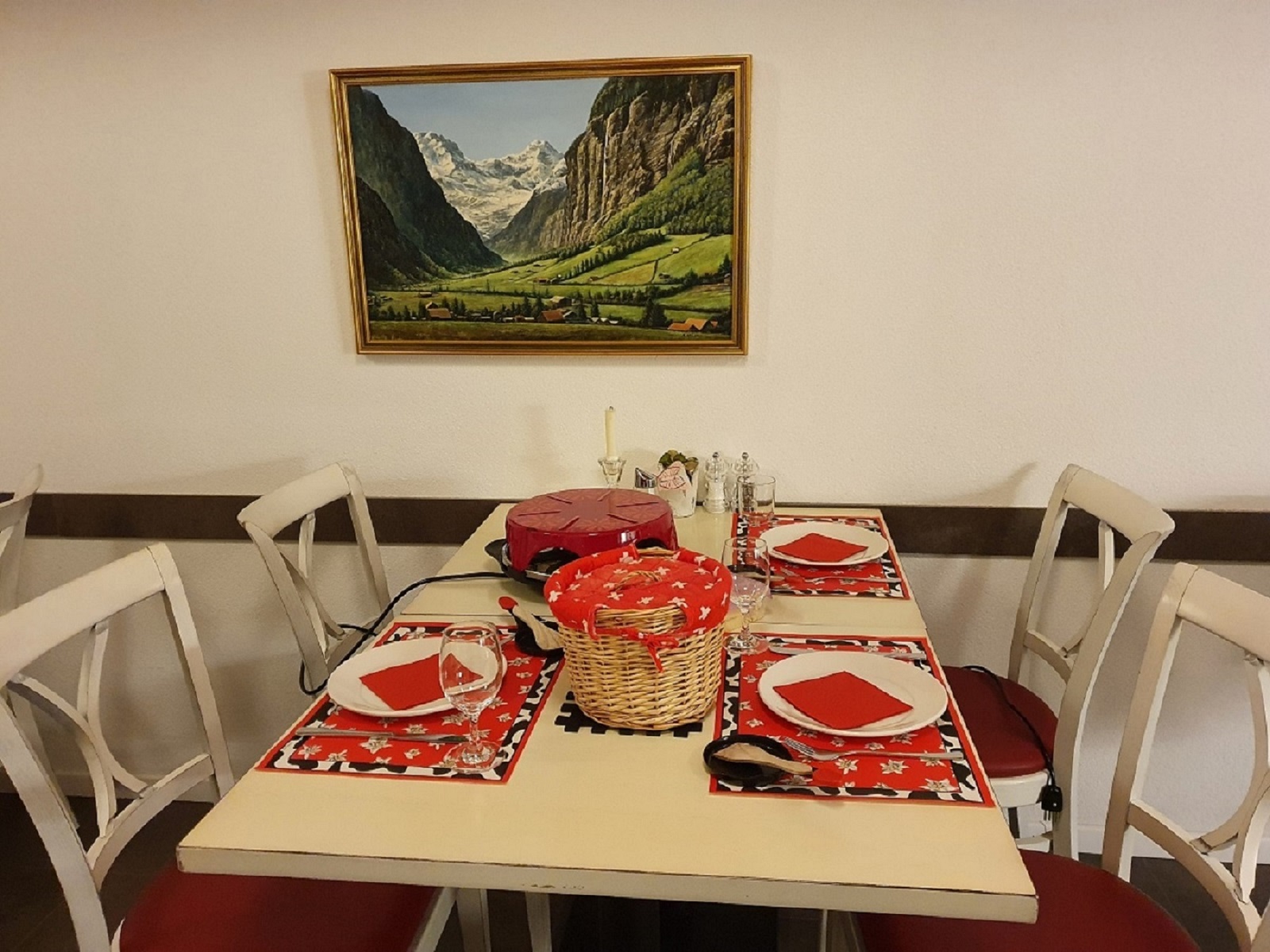 Urlaub-mit-Hund: Essraum mit Aussenterrasse - Chalet-Gafri BnB - die traditionelle Frühstückspension 