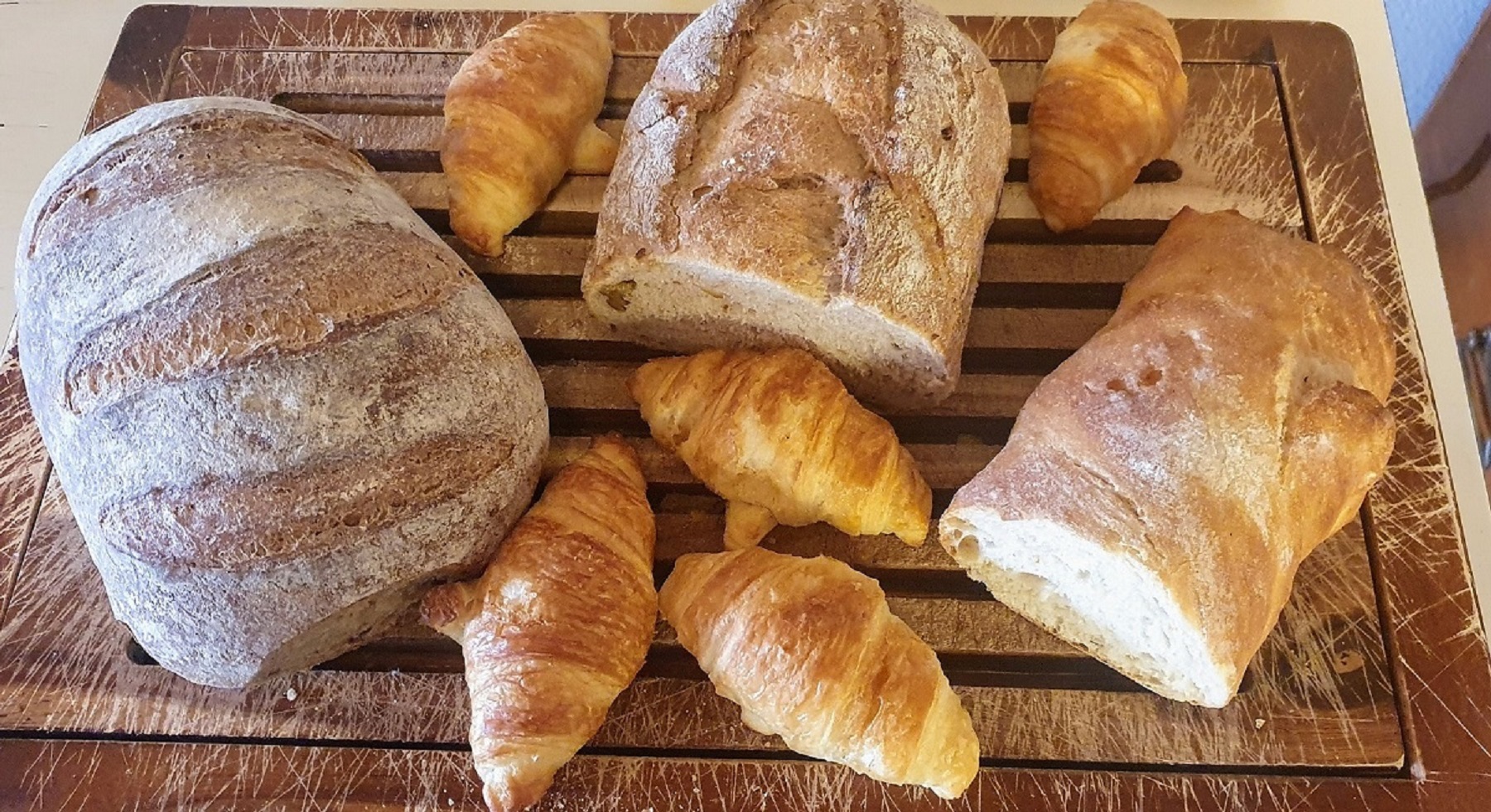 Urlaub-mit-Hund: Brotauswahl und Gipfeli - Chalet-Gafri BnB - die traditionelle Frühstückspension 