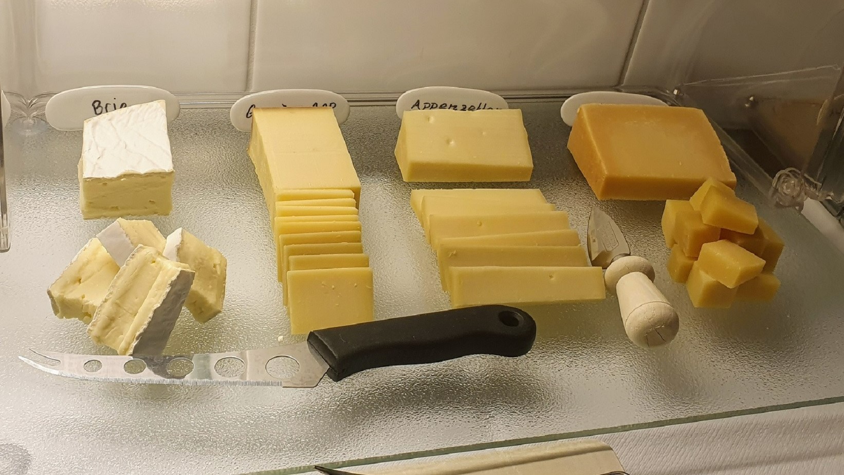 Urlaub-mit-Hund: Lokale Käseauswahl - auch hauseigener Alpkäse - Chalet-Gafri BnB - die traditionelle Frühstückspension 