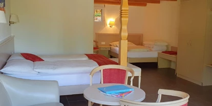 Hundehotel - WLAN - Saanenmöser - Teilansicht von einem Doppel- oder Familienzimmer Superior für 2-4 Personen
 - Chalet-Gafri BnB - die traditionelle Frühstückspension